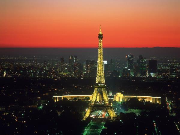 Paris: The eifel tower in Paris